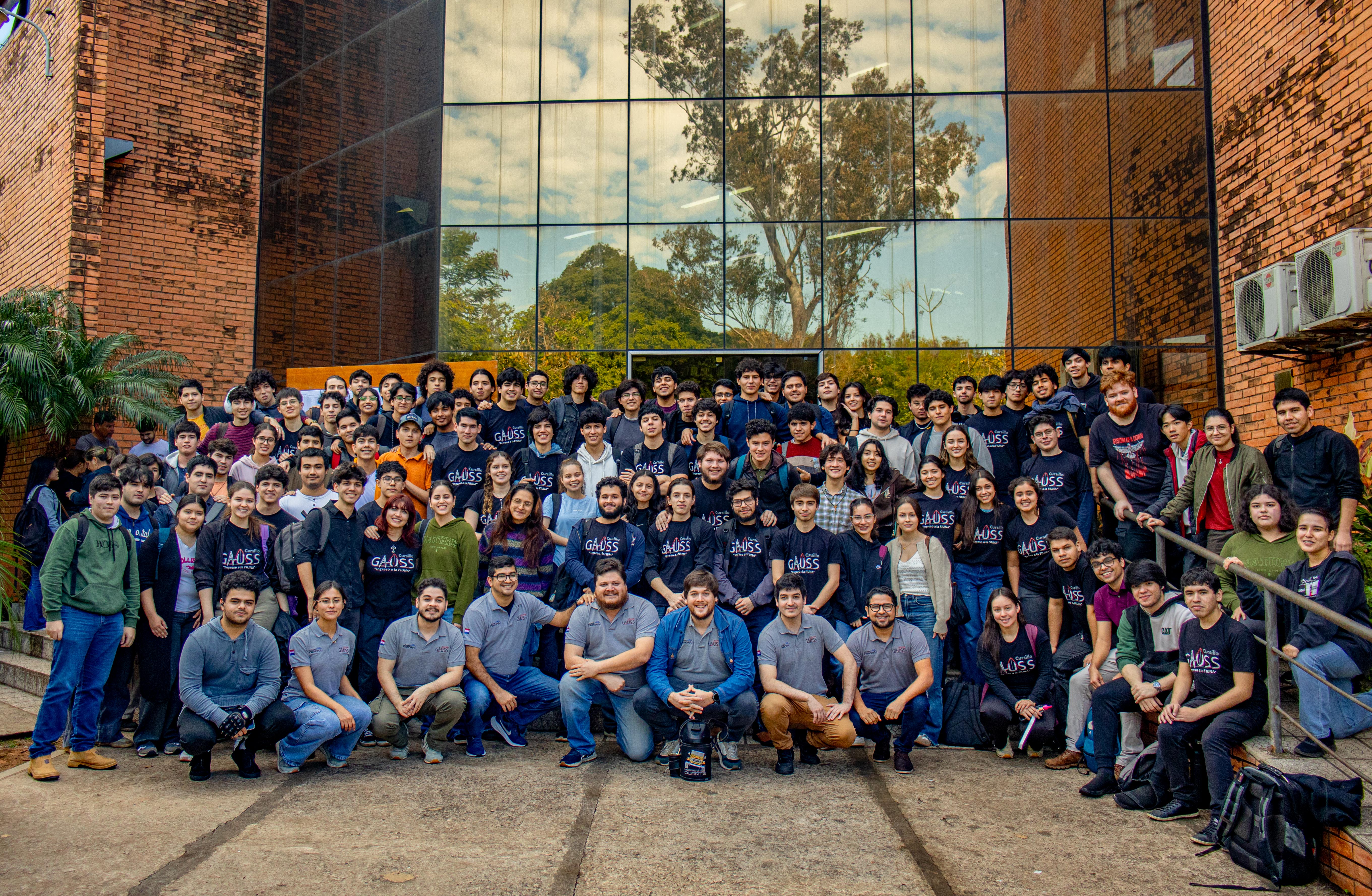 Grupo de alumnos y equipo de Cursillo Gauss frente a la FIUNA